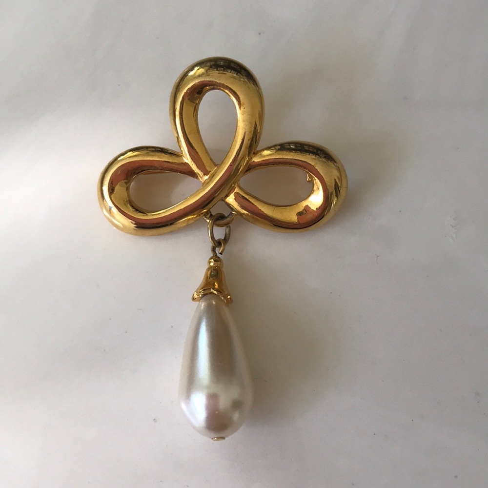 Vintage gold tone metal and drop pearl brooch pin